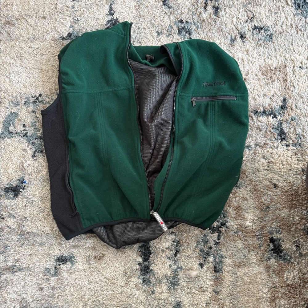 Marmot Fleece Vest – Made in USA – Size Large
 Green and Black Vest